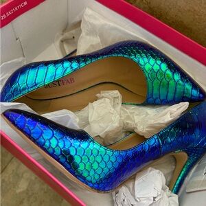 JustFab Iridescent Blue-Green Scaled Pointed Toe Heels size 8
